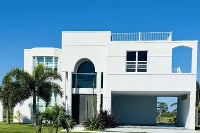 Image de Luxury Retreat in Gated Community Minutes to Beaches, Dining & Shops