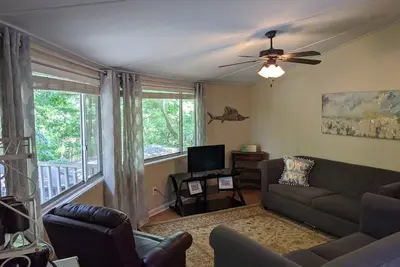 Image de Tree House Condo! Great Location! Steps From Campus!