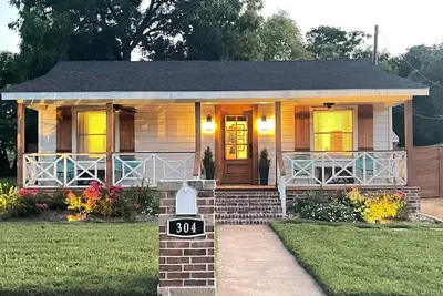 Walk to the River or Downtown. One block from Cameron Park. 1 Mile to Silos!