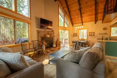 Image de Beautiful Chalet nestled in big trees, rec center