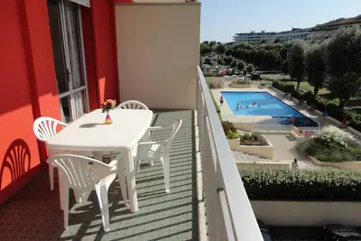 Image de Appartement en bord de plage dans une résidence avec piscine