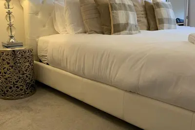 Image de Luxury West End Apartment with Balcony & secure parking