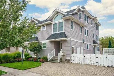 Image de Friday to Friday Rental:    Just 1. 5 blocks from the beach. Unique property shares a Pool and Tennis Court with a few other homes.