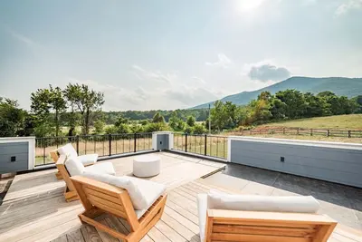 Image de Gorgeous Mountain Views, Rooftop Deck, Chef's Kitchen