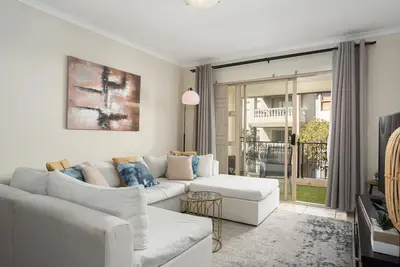 Image de Century City Apartment with Balcony