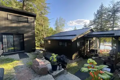 Image de Luxurious lakefront cottage.