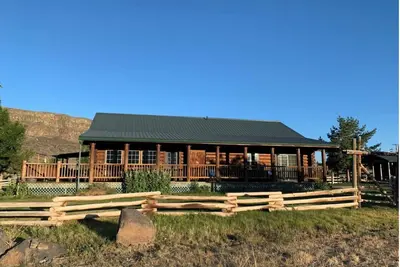 Image de Beautiful Hart Mountain Log House