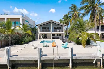 Image de April-May 2026 Opening~25% off reg price! Ice Maker, pool, next 2 Sombrero Beach