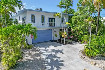 Image de Island pool home awaits in Islamorada's Port Antigua