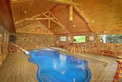 Image de 3 bed/3 bath luxury cabin with it's own private heated salt water pool!