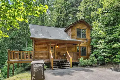 Image de Caught You Peeking | Cozy Romantic Getaway with Hot Tub