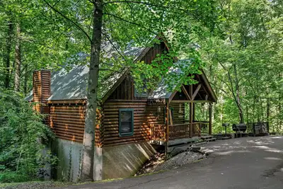 Image de 2 bed/2 bath/ loft with game room/pool tables, hot tub. . .