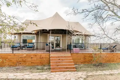Image de Sundowner Safari Tent at Wahwahtaysee Resort on the San Marcos River