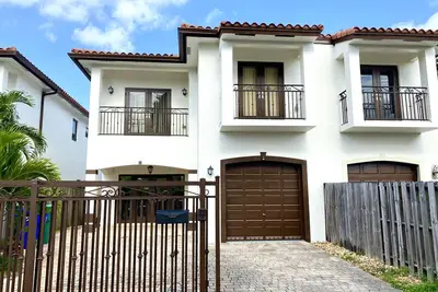 Beautiful Townhouse with private pool near Coconut Grove, Coral Gables, M. Bch