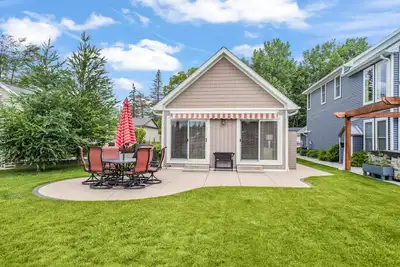 Image de Waterfront home, pontoon for rent, sandy beach on Olcott Lake in chain of lakes