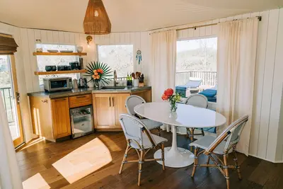 Image de Dreamcatcher Safari Tent at Wahwahtaysee Resort on the San Marcos River