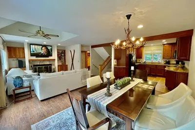 Beautiful Stratton Mountain townhouse on shuttle