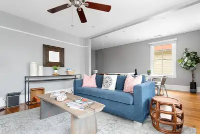 Image de Sweetgrass Suite B - 2 chambres / 2 salles de bains - Centre historique - 1 bloc de roi