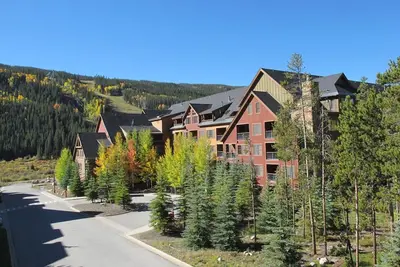 Image de Slopeside condo near RiverRun gondola, 2 hot tubs, Movie lounge, and heated pool