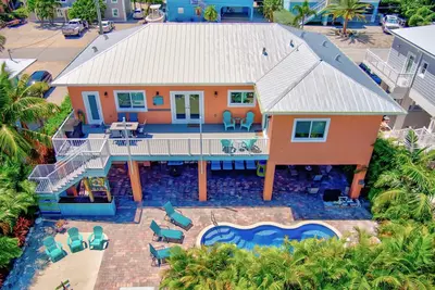 P59 - 4 bed, 4 bath home with dockage and private pool