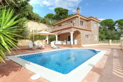 Image de Belle maison de vacances privée pour 6 personnes avec piscine privée, Wifi, Tv, patio et parking