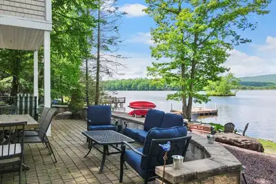 Image de Enjoy lakefront comfort and beauty of all the seasons near the Poconos!