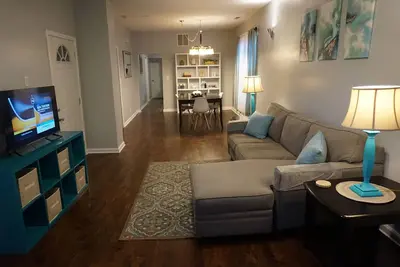 Image de Modern & centrally located apartment with free parking.