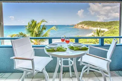 Image de Amazing ocean view condo walking distance to Bolongo beach.