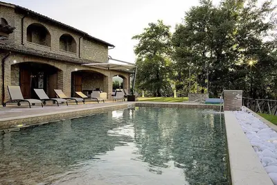 Image de <br>Villa Lucinda est une villa él���gante et accueillante de deux ����tages situ���� dans un endroit calme, entour������� d'un magnifique jardin, pour huit personnes. Villa Dawn est d'environ 150 mètres carrés, et dispose d'une piscine et d'un jacuzzi.