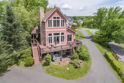 Image de Weather or Not: Split Lake Front, Pool Table, Hot Tub!