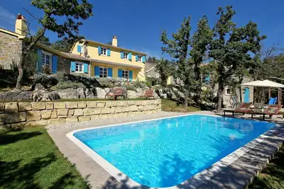 Image de Maison confortable de 6 chambres à.