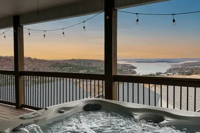 Image de By Sdc, Indoor Pool, Hot Tub, Incredible Lake View, Pool Table