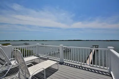 Image de \"Waterway Hideaway\" Sound Front Home + Dock privé + Ascenseur + Chemin���������e + Pet-Friendly
