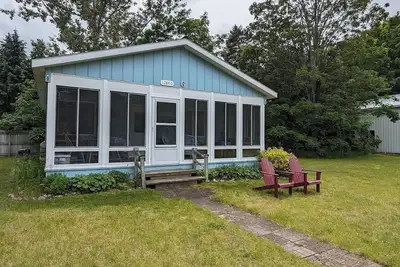 Image de Charming cottage with shared beachfront on Grand Traverse Bay near Northport.