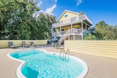 Image de Oceanside Corolla Retreat | Private Pool + Hot Tub | Walk to Beach | Family-Friendly Escape