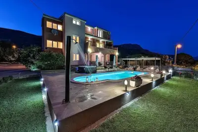 Villa Lioness in Kastel Luksic, playground & pool