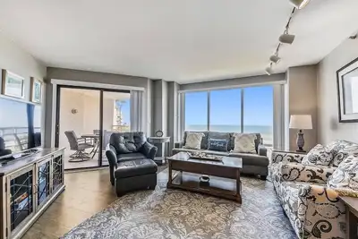 Image de 3333 Villamare ~ Direct Oceanfront Villa with Pool and Beach Views!