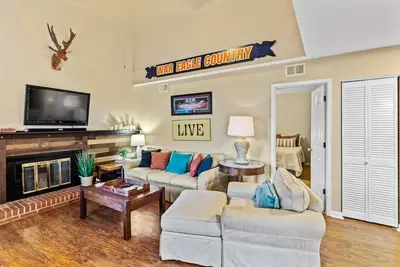 Image de 0. 2 Miles to Downtown Auburn! Pet friendly Au Townhome Sleeps 10!