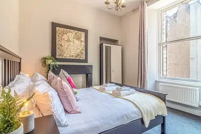 Pass the Keys | Spacious and Homely flat on the Royal Mile