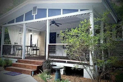 Image de A Charming Country Cottage Nestled in the Woods