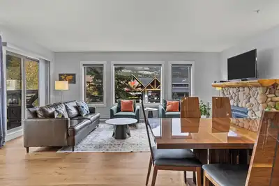 Image de Mid-Town Spacious Two-Bedroom Plus Den Condo