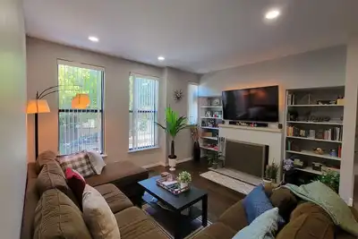 Image de Spacious Townhome! 3 bedrooms & 2 complete bath and 2 outdoor Patios, Near Train