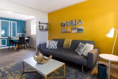 Image de Clean Modern Comfort in Old Strathcona