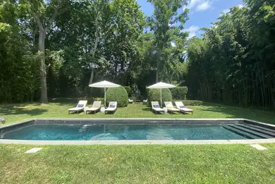 Image de *Available Labor Day week* House in Bellport area on sprawling two acres of land