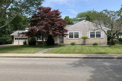 Image de Downtown Edgartown Historic District. Walk to town and harbor.