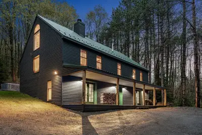 Image de Beautiful chalet on 5 acres - 2 min to Village! 👌 Hot-Tub, Sauna, Fire Pit🔥