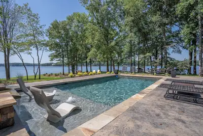 Image de Beautiful Lake Oconee Lake Front Estate with Custom Pool And Hot Tub
