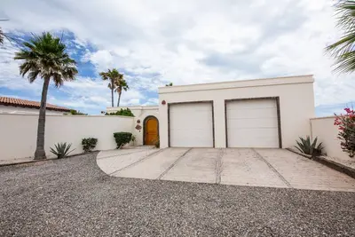 Image de Beach Front Luxury Living & Spectacular Deck with heated Spa