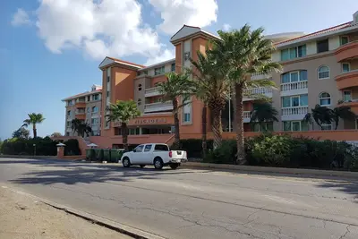 Image de Fabulous ocean view, walk to beaches, restaurant, in a secured apartment resort.