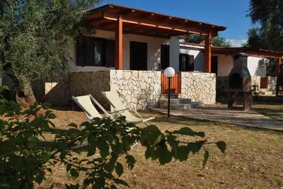 Image de Bungalow avec piscine et barbecue
